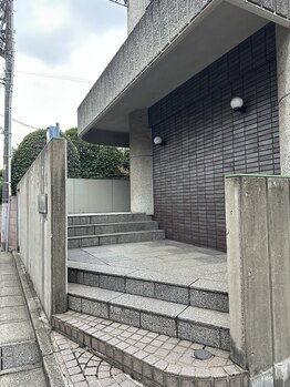 ロコラッシュ 下北沢店/6段の階段をのぼってください！