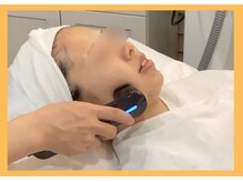 サロンドエクラ 南堀江(salon de eclat)/STEP3/68の電極で肌に穴をあける