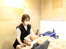 スリーラボ(THREE-Labo)/テラーボーラー（EMS）施術中