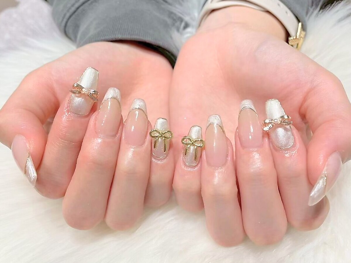 2025年-2026年冬トレンド】シルバー フレンチのネイルデザイン集｜人気