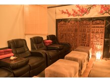 本場中国風の温かみのある木目調の内装☆