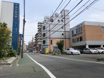 ジョワ ウィズ ラリータ(Joie with Lalita)/写真の右側のオレンジの建物です