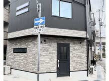 ラピスラズリ(Lapis lazuli)の雰囲気（出屋敷駅から徒歩3分♪黒い扉の3階建ての建物です）