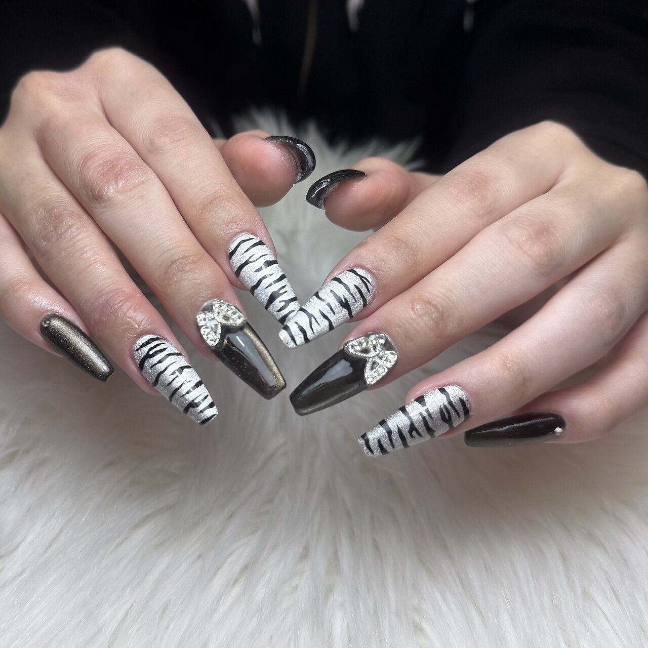 2025年-2026年冬トレンド】ブラック 冬のネイルデザイン集｜人気順｜24