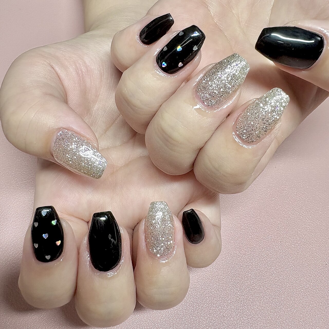 2025年-2026年冬トレンド】ブラック ハート ハンドのネイルデザイン集