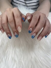 ブルーとゴールドのネイル