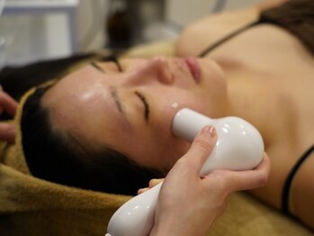 マヌレニ(manuleni)の写真/【最新のたるみ改善サーマクール★ダウンタイムなしで叶う。口横ポニョ/二重顎/もたつきにも◎】