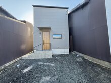 無料駐車場も完備。右側が普通車、左側が軽自動車用。