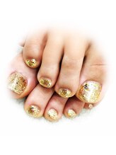 シキ(SIKI)/ゴールドカラーのフットネイル
