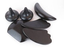 特殊加工・特許取得しているバザルトストーンを頭～全身に使用