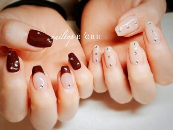 ネイルトップエクル(nail top E CRU)/ブラウン×シアーホワイト