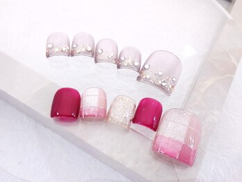 ディバイン ネイルズ(DIVINE NAILS)の写真/隙がないオシャレな指先♪色鮮やかな抜け感あるデザイン&カラーで足先を魅力的に《デザイン定額¥7500》