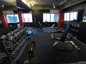 クルー ジム24(CREW GYM24)/広々スペースのダンベルエリア