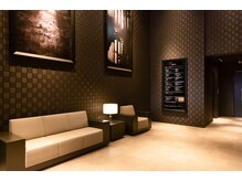 インディバサロン アンド(&.)/ホテルのようなエントランス