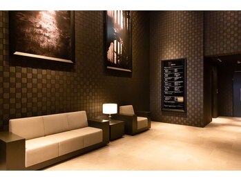 インディバサロン アンド(&.)/ホテルのようなエントランス