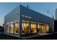 TOTHESHEという美容室の中にLi'aeyesがございます。駐車場９台◎