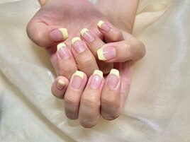 イエローフレンチネイル