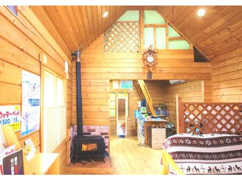 自然派カイロ整体院/ログに包まれた施術室