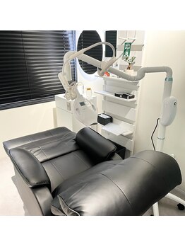 ホワイトニングショップ 大阪本町店/リクライニングチェアで施術