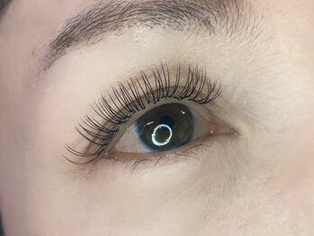 シャイン(shine)の写真/軽くてモチが抜群のフラットラッシュならナチュラルメイクにも映える！毎日のメイク時短になるのが嬉しい◎