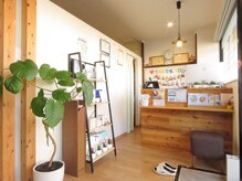 あつみ鍼灸治療院/木の温もりを大切にした店内です