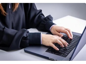 クローバー整骨院/ピアノ演奏・細かい作業してる人