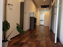 白い壁、木目調の床、観葉植物で落ち着く癒しの空間です♪