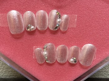 プラハネイル(+HER 美甲)/ホワイトラメ×ストーンアート