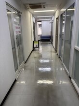 ほぐせる スター鍼灸接骨整体院 竹ノ塚 竹ノ塚東口駅前店/廊下をまっすぐ左のテナント！