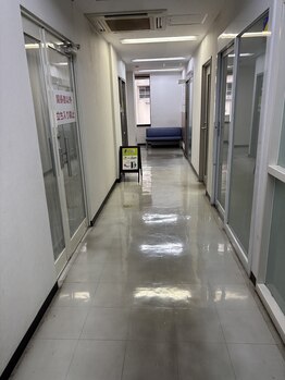 ほぐせる スター鍼灸接骨整体院 竹ノ塚 竹ノ塚東口駅前店/廊下をまっすぐ左のテナント！