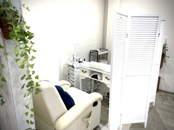 ルーヴル(LOUVRE)の写真/【自爪に優しいネイル】プライベートサロンだからこそ丁寧なヒアリングでお好みの色を一緒に考えます◎