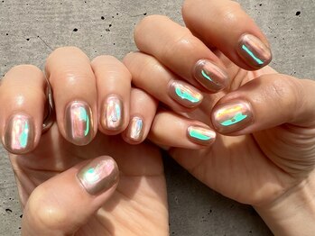 ノラ ミナミアオヤマ(NORA MINAMIAOYAMA)/ピンクベージュのミラー氷ネイル