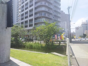 オル(OLU)/【道案内】左側に見えるタワー