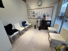げんき堂整骨院/げんき堂鍼灸院 イオンタウン仙台富沢の雰囲気（広々とした待合室では美味しいお水もご用意しています！）