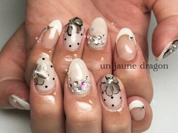 アン ジョーヌドラゴ/ホワイトフラワーネイル