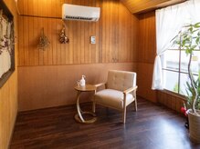 ネイキ(neiki)の雰囲気（木目調の落ち着く店内…）