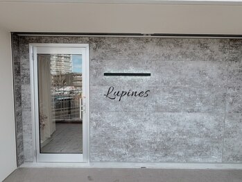 ルピナス バイ ワンズ 海老名店(Lupines by ONE'S)/モルタル調の外壁の看板が目印◎