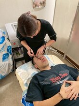 マナ バイ オハナ 横浜関内(mana by ohana)/眉毛ワックス 施術風景