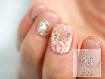 オトナネイル(otona nail)/ピンクベージュのフラワーネイル