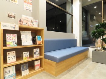 整骨院リライフ 西原店(Re.life)/待合　貸本多数