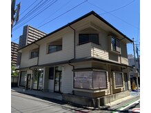 ファム(fam.)の雰囲気(建物左側に階段がございます!!2階奥が当店です♪)