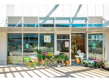 店内入り口は生花店が併設されています。上質空間でRELAX.