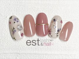 ベージュフラワーネイル