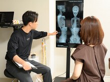 医師と提携し、レントゲンを見ながら背骨と神経を整えます。