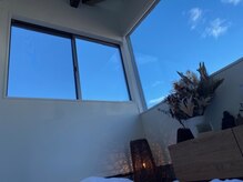 ひまわり整体院の雰囲気（仰向けの際に大きな窓に広がる開放感！外からの視線は一切なし♪）