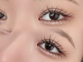 イオロ(iolo)の写真/軽さ×高持続力に満足度◎韓国風束感も自由自在な最旬フラットラッシュ100本¥4250/120本¥4750!LED装着も可!