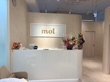 モット いこらもーる泉佐野店(mot)/受付★白とゴールドが基調の店内