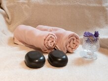 ネイキ(neiki)の雰囲気（ホットストーンでお腹を温めながら施術を行います♪）