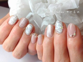 大人女性のフラワーネイル