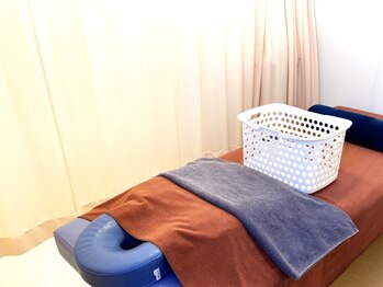 ひがし接骨院の写真/完全個室の空間でゆったりと施術を受けられる♪お悩みに合わせて選べるクーポン多数ご用意あり◎